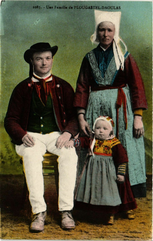 Carte postale ancienne Plougastel-Daoulas - Une Famille à Plougastel-Daoulas
