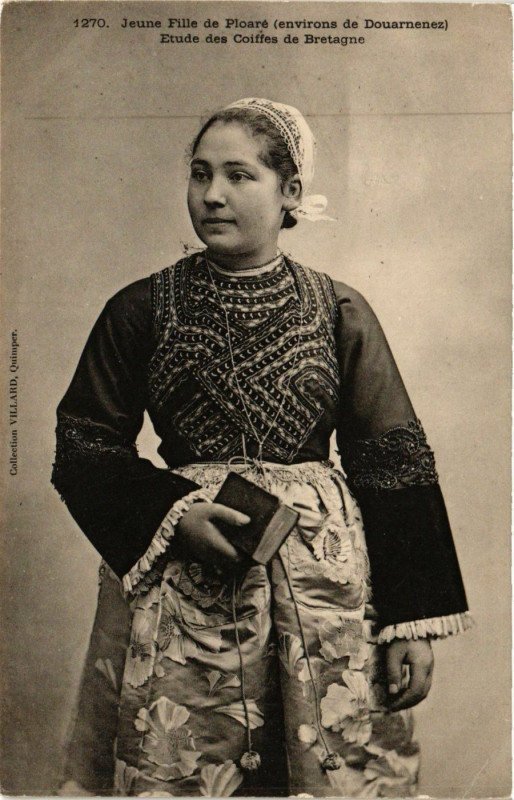 Carte postale ancienne Jeune Fille de Ploare (env. de Douarnenez) Etude des Coiffes... à Douarnenez