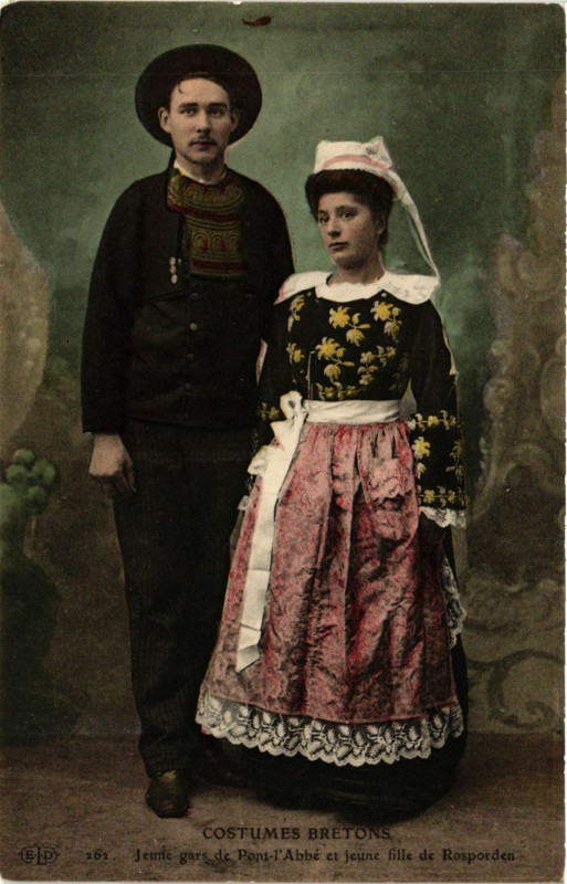 Carte postale ancienne Jeune gars de Pont-l'Abbe et jeune fille de Rosporden à Pont-l'Abbé
