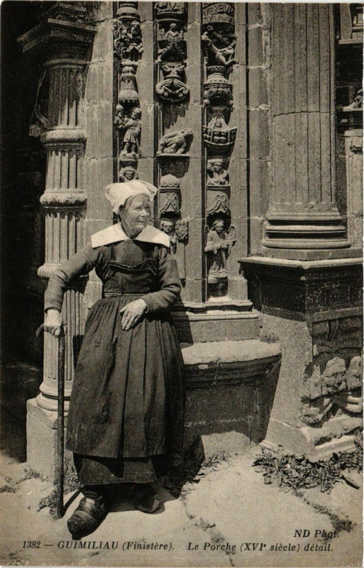 Carte postale ancienne Guimiliau - Finistere - Le Porche à Guimiliau
