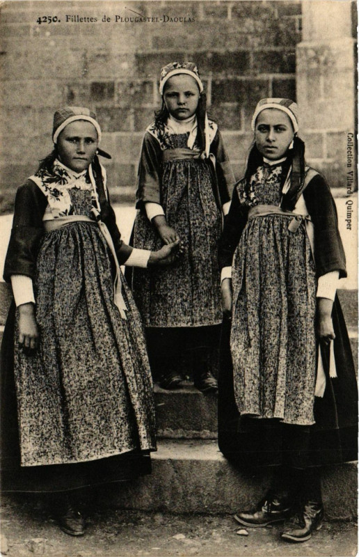 Carte postale ancienne Fillettes de Plougastel-Daoulas à Plougastel-Daoulas