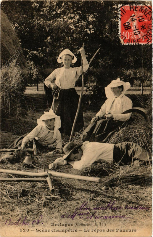 Carte postale ancienne Bretagne - Scene champetre - Le repos des Faneurs