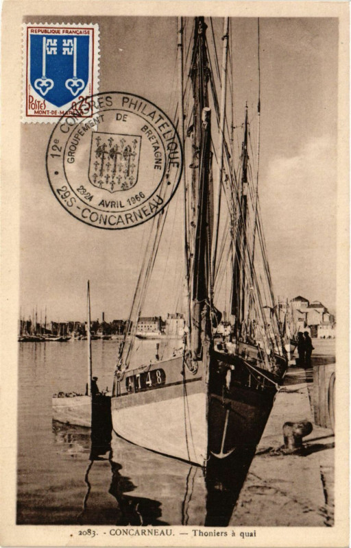 Carte postale ancienne Concarneau - Thoniers a quai à Concarneau