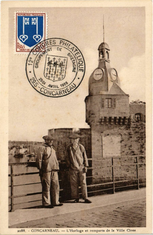 Carte postale ancienne Concarneau - L'Horloge et remparts de la Ville Close à Concarneau
