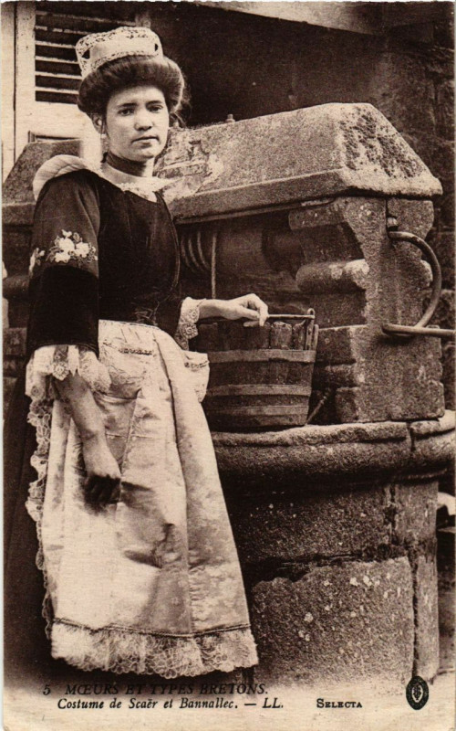 Carte postale ancienne Mceurs et Types Bretons Costume de Scaer et Bannallec à Scaër
