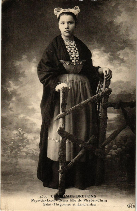 Carte postale ancienne Costumes Bretons Pays-du-Leon - Jeune fille de Pleyber-Christ St- à Pleyber-Christ