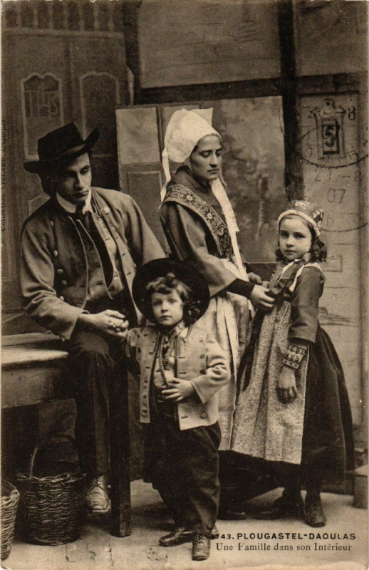 Carte postale ancienne Plougastel - Daoulas - Uno Familie dansson Interieur à Daoulas