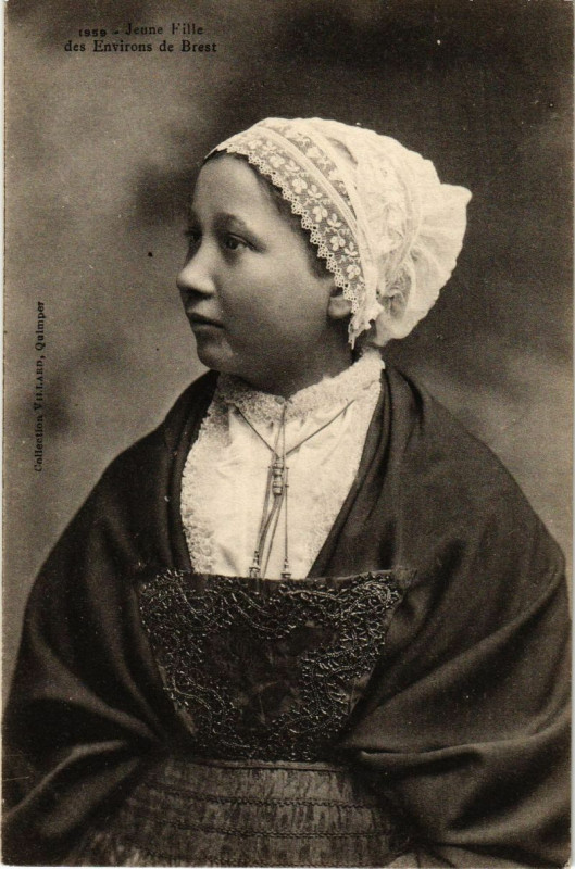Carte postale ancienne Jeune Fille des Env. de Brest à Brest