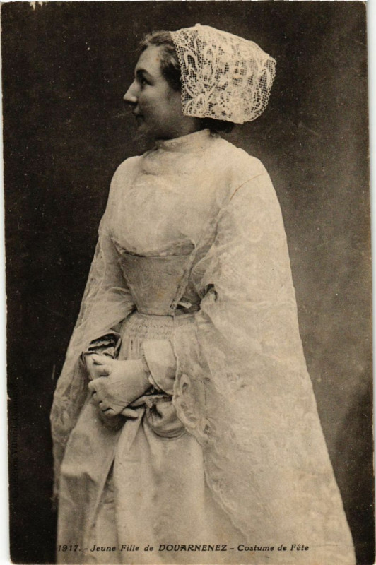 Carte postale ancienne Jeune Fille de Douarnenez - Costume de Fete à Douarnenez