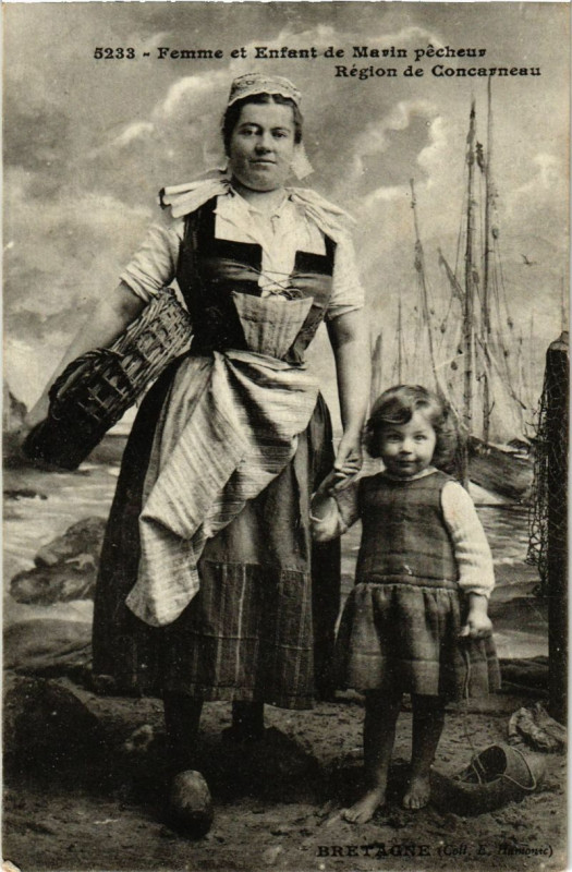 Carte postale ancienne Femme et Enfant de Marin pecheur Region de Concarneau à Concarneau