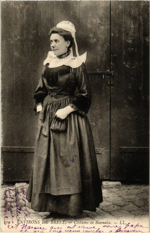 Carte postale ancienne Env. de Brest - Costume de Bannalec à Brest