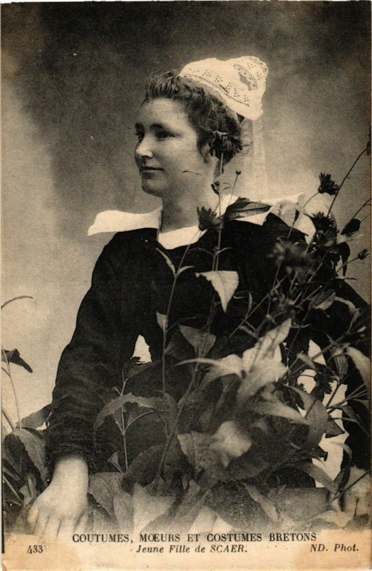 Carte postale ancienne Coutumes Moeurs et Costumes Bretons - Jeune Fille de Scaer à Scaër