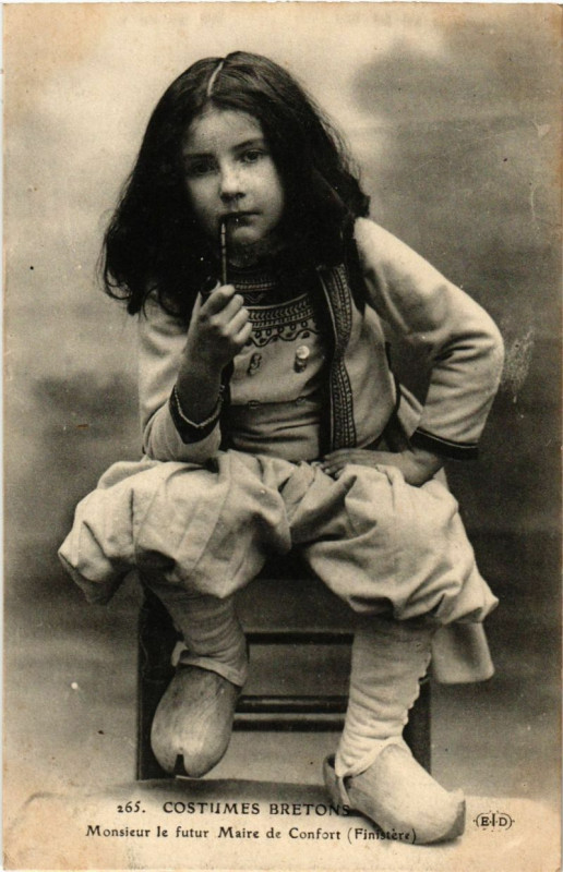 Carte postale ancienne Costumes Bretons - Monsieur le futur Maire de Confort (Finistere)