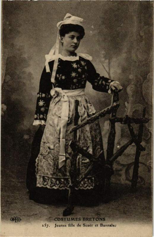 Carte postale ancienne Costumes Bretons - Jeunes fille de Scaer et Bannalec à Scaër