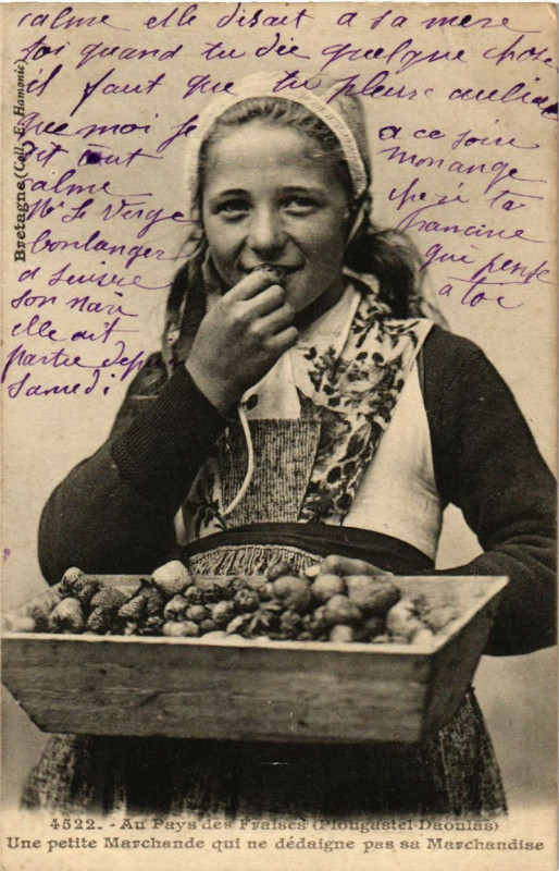 Carte postale ancienne Au Pays des Fraises (Plougastel-Daoulas) Une petite Marchande à Daoulas