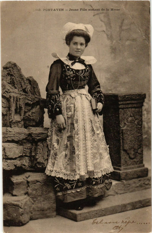 Carte postale ancienne Pont-Aven - Jeune Fille sortant de la Messe à Pont-Aven