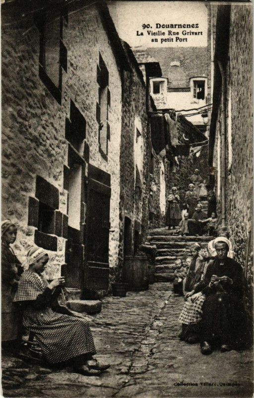 Carte postale ancienne Douarnenez La Vielle Rue Grivart au petit Port à Douarnenez