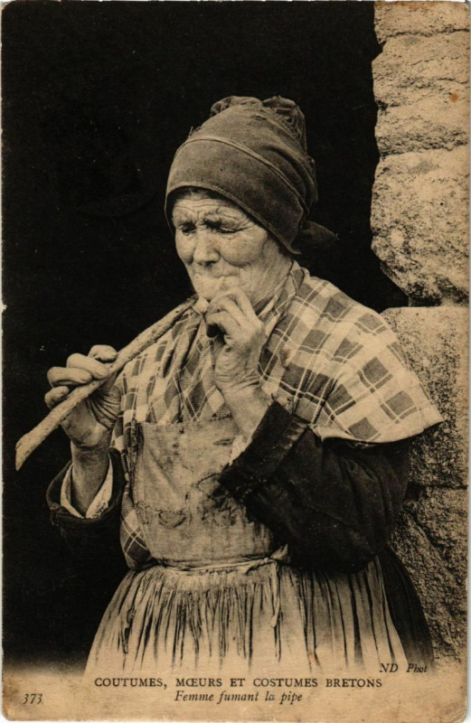 Carte postale ancienne Coutumes Mceurs et costumes bretons Femme fumant la pipe