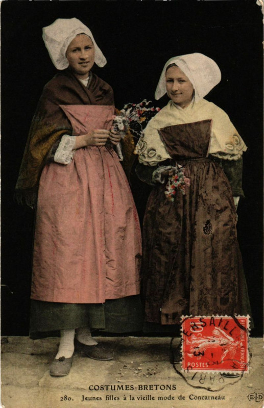 Carte postale ancienne Costumes Bretons Jeunes filles a la vieille mode de Concarneau à Concarneau