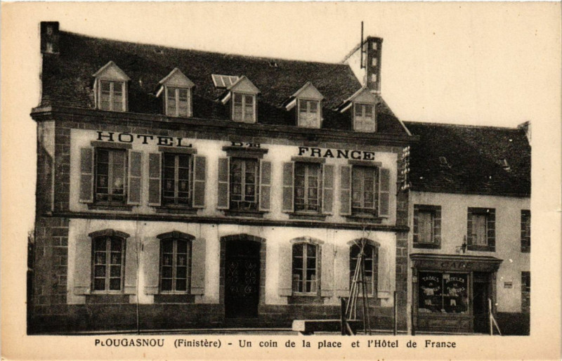 Carte postale ancienne Plougasnou (Finistere) - Un coin de la place et l'Hotel de France à Plougasnou