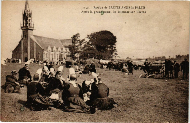 Carte postale ancienne Pardon de Sainte-Anne-la-Palue Apres la grand'messe