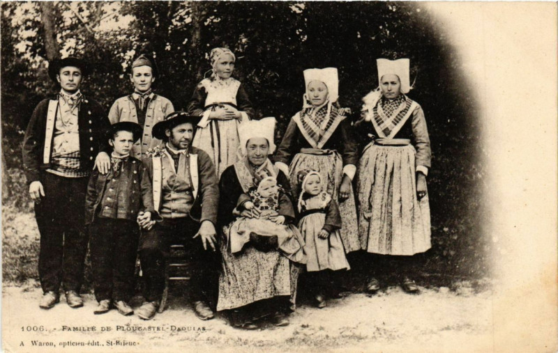 Carte postale ancienne Familie de Plougastel Daoulas à Daoulas
