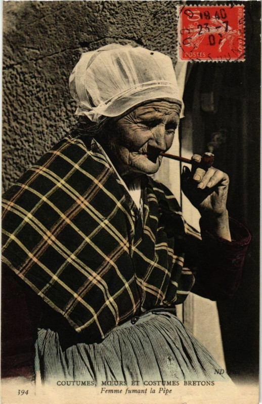 Carte postale ancienne Coutumes Moeurs et Costumes Bretons - Femme fumant la Pipe