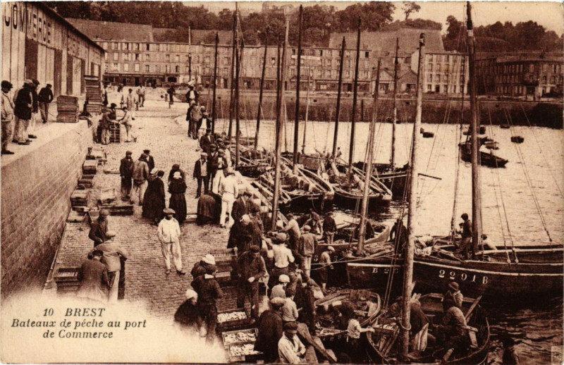 Carte postale ancienne Brest - Bateaux de peche au port de Commerce à Brest