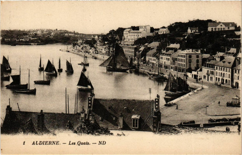 Carte postale ancienne Audierne - Les Quais à Audierne