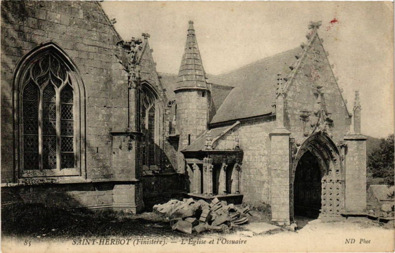 Carte postale ancienne Saint-Herbot - L'Eglise et l'Ossuaire