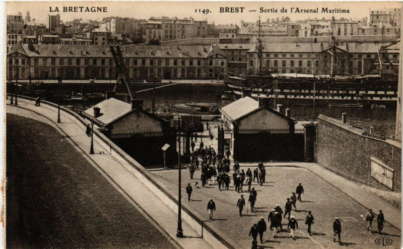 Carte postale ancienne La Bretagne Brest - Sortie de l'Arsenal Maritime à Brest