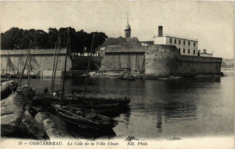 Carte postale ancienne Concarneau La Cale de la Ville Close à Concarneau