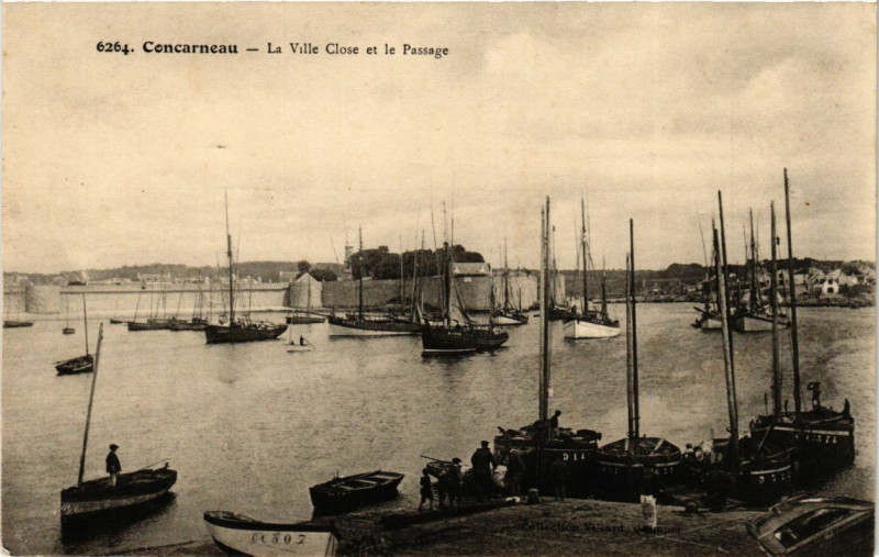 Carte postale ancienne Concarneau - La Ville Close et le Passage à Concarneau