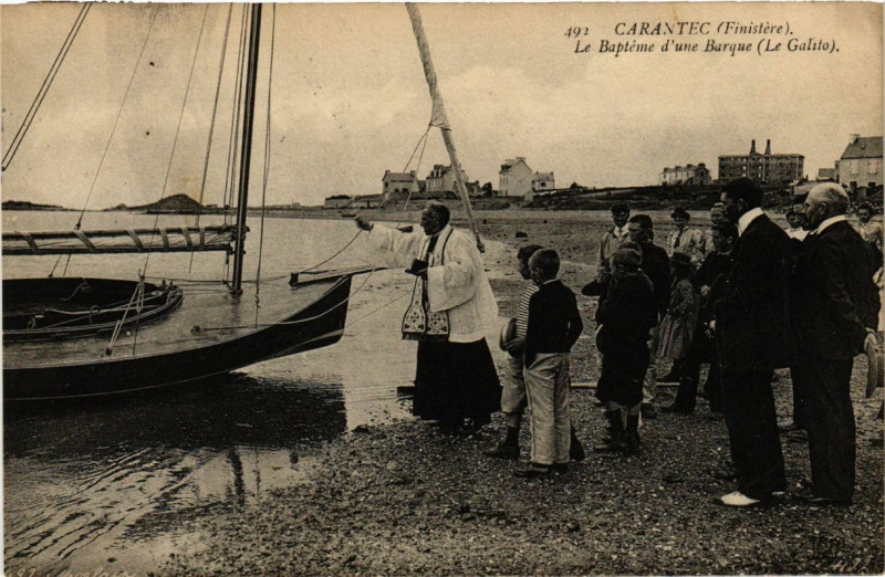 Carte postale ancienne Carantec Le Bapteme d'une Barque à Carantec