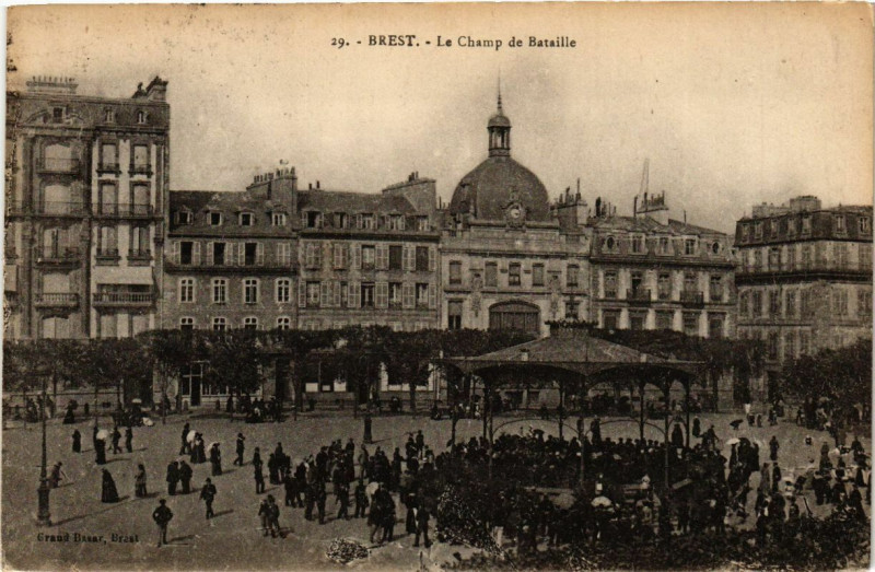 Carte postale ancienne Brest - Le Champ de Bataille à Brest