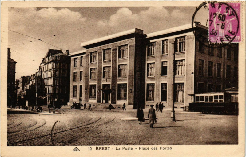 Carte postale ancienne Brest - La Poste - Place des Portes à Brest