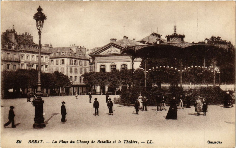 Carte postale ancienne Brest - La Place du Champ de Bataille et le Theatre à Brest
