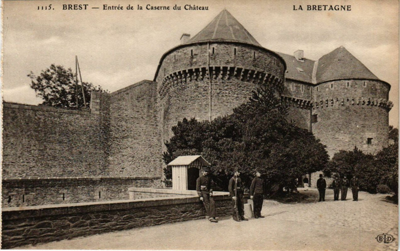 Carte postale ancienne Brest - Entrée de la Caserne du Chateau à Brest