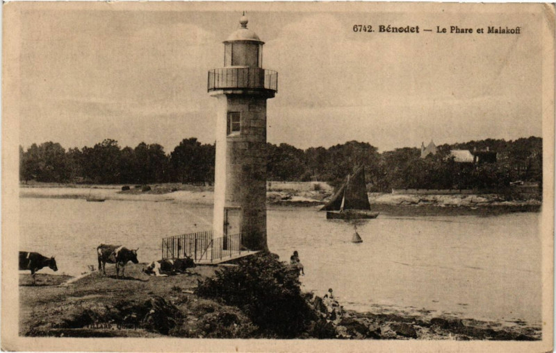 Carte postale ancienne Benodet - Le Phare et Malakoff à Bénodet