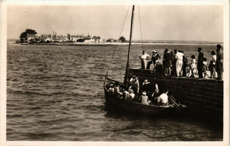 Carte postale ancienne Loctudy Embarquement pour I'Ile-Tudy à Loctudy