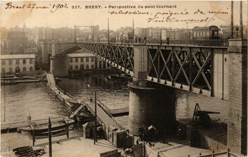 Carte postale ancienne Brest - Perspective du pont tournant à Brest