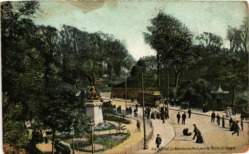 Carte postale ancienne Brest - Le Monument des Morts pour la Patrie Le Square à Brest