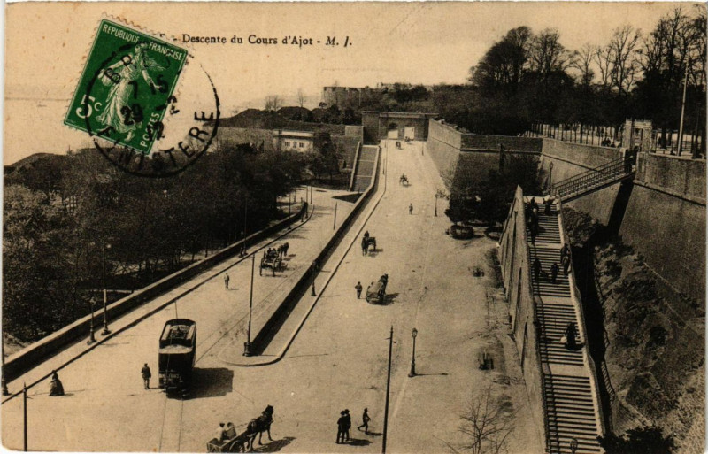 Carte postale ancienne Brest - Descente du Cours d'Ajot à Brest
