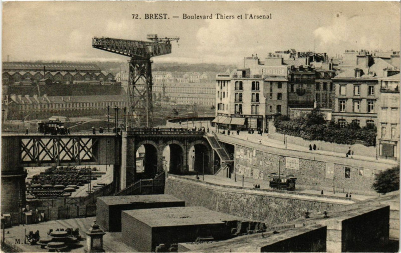 Carte postale ancienne Brest - Boulevard Thiers et l'Arsenal à Brest