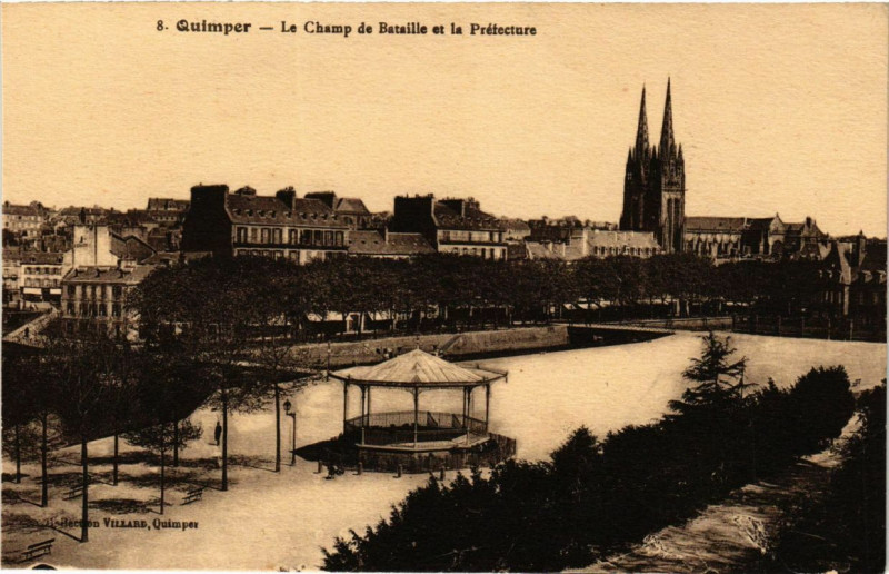 Carte postale ancienne Quimper - Le Champ de Bataille et la Prefecture à Quimper