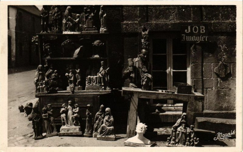 Carte postale ancienne Locronan - Un artiste sculpteur à Locronan