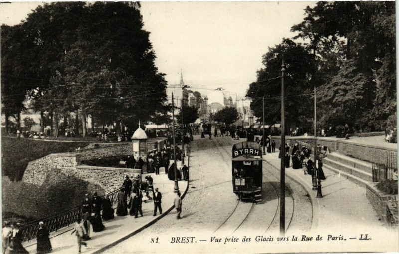 Carte postale ancienne Brest - Vue prise des Glacis vers la Rue de Paris à Brest