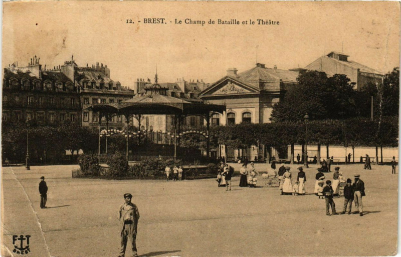 Carte postale ancienne Brest - Le Champ de Bataille et le Theatre à Brest