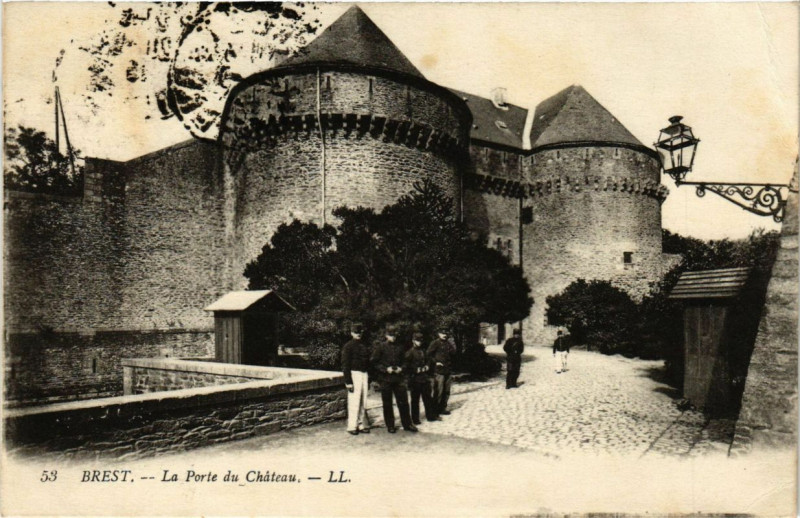 Carte postale ancienne Brest - La Porte du Chateau à Brest