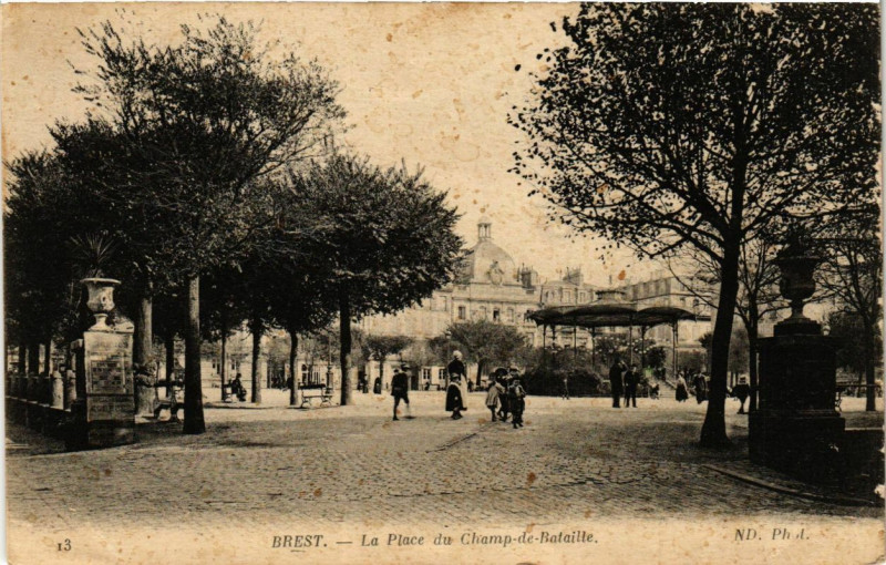 Carte postale ancienne Brest - La Place du Champ-de-Bataille à Brest